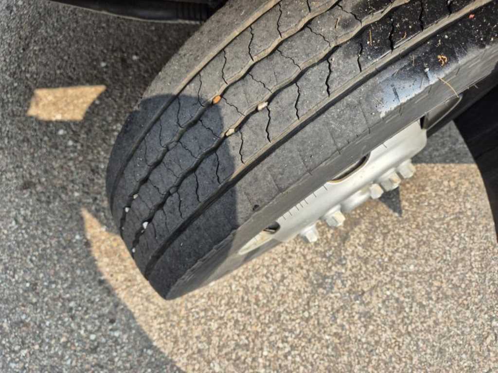 현대 올뉴마이티 3.5톤 탱크로리 2017년식 앞 타이어의 잔금