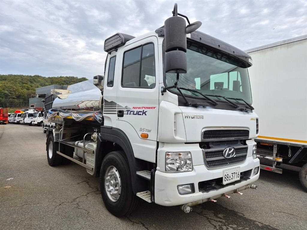 현대 뉴파워트럭 8톤 살수차 2009년식 도어의 New Power Truck 글자