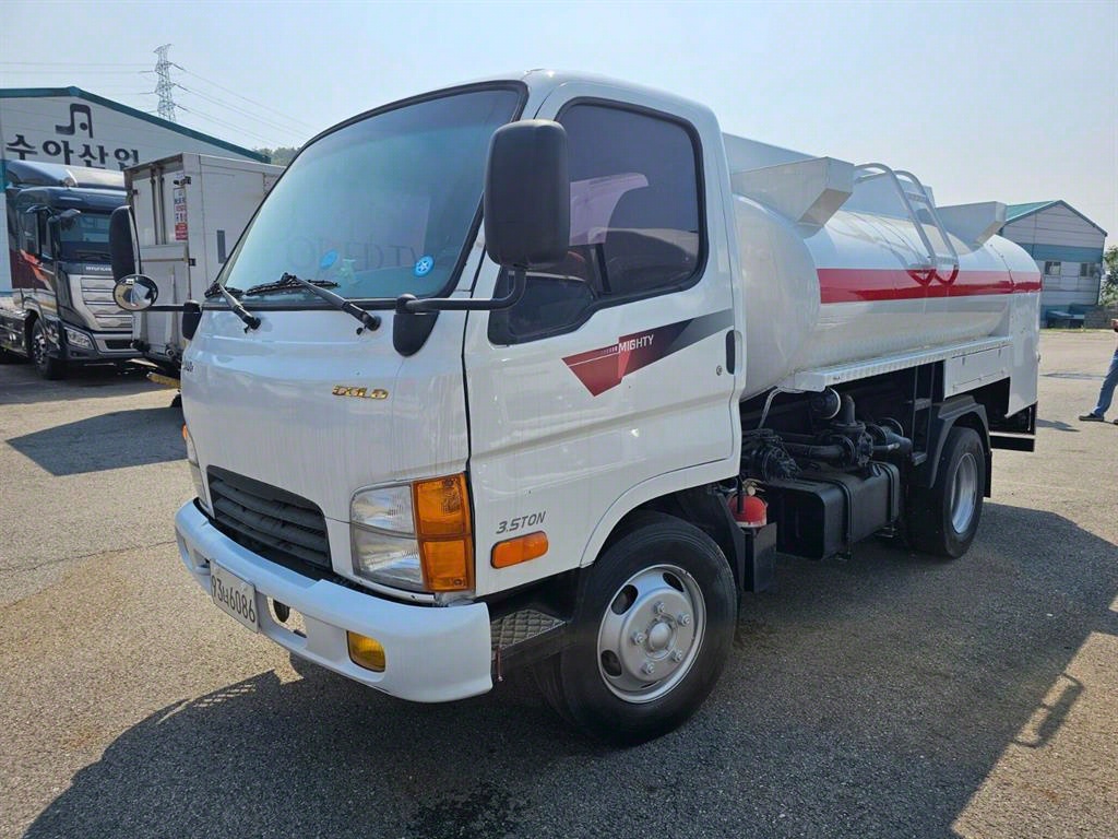 현대 마이티 2.5톤 탱크로리 2011년식 도어에 적힌 3.5TON