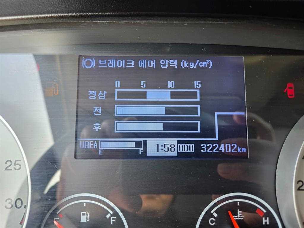현대 메가트럭 5톤 냉동탑 2015년식 계기판과 실내