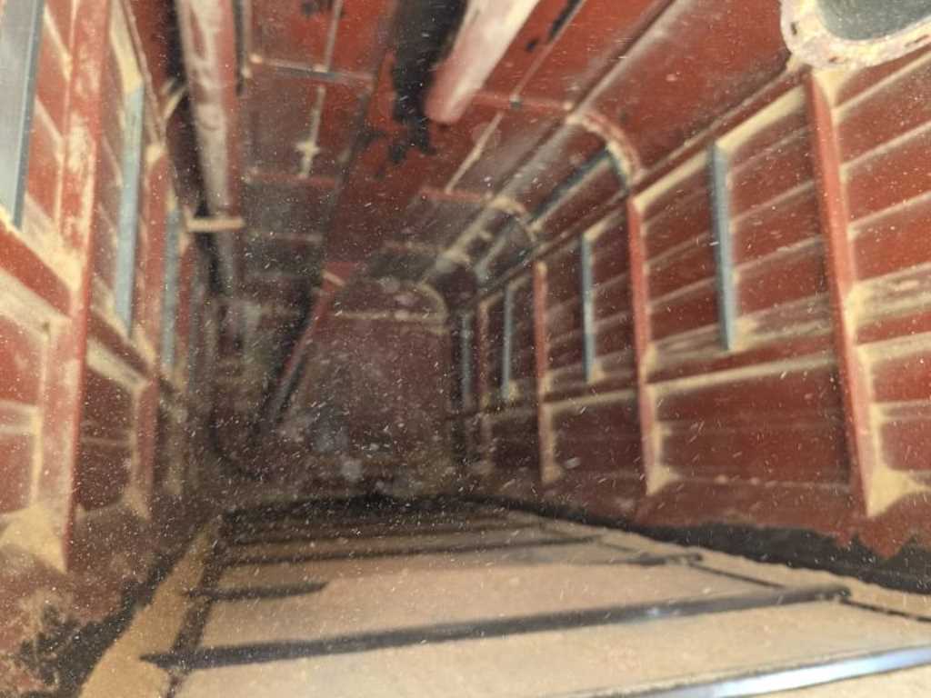 현대 메가트럭 5톤 왕겨및톱밥운송 2015년식 먼저 볼 곳: 갈색 내벽과 톱밥