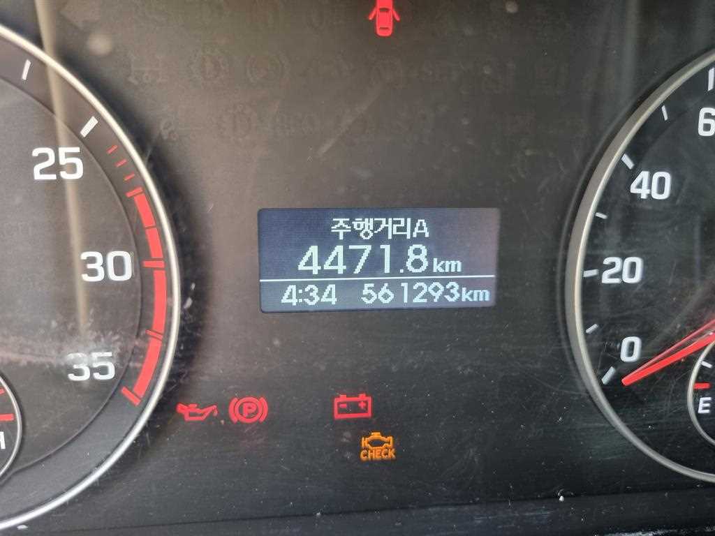 현대 올뉴마이티 2.5톤 냉동탑 2015년식 계기판 561,293km와 CHECK 등