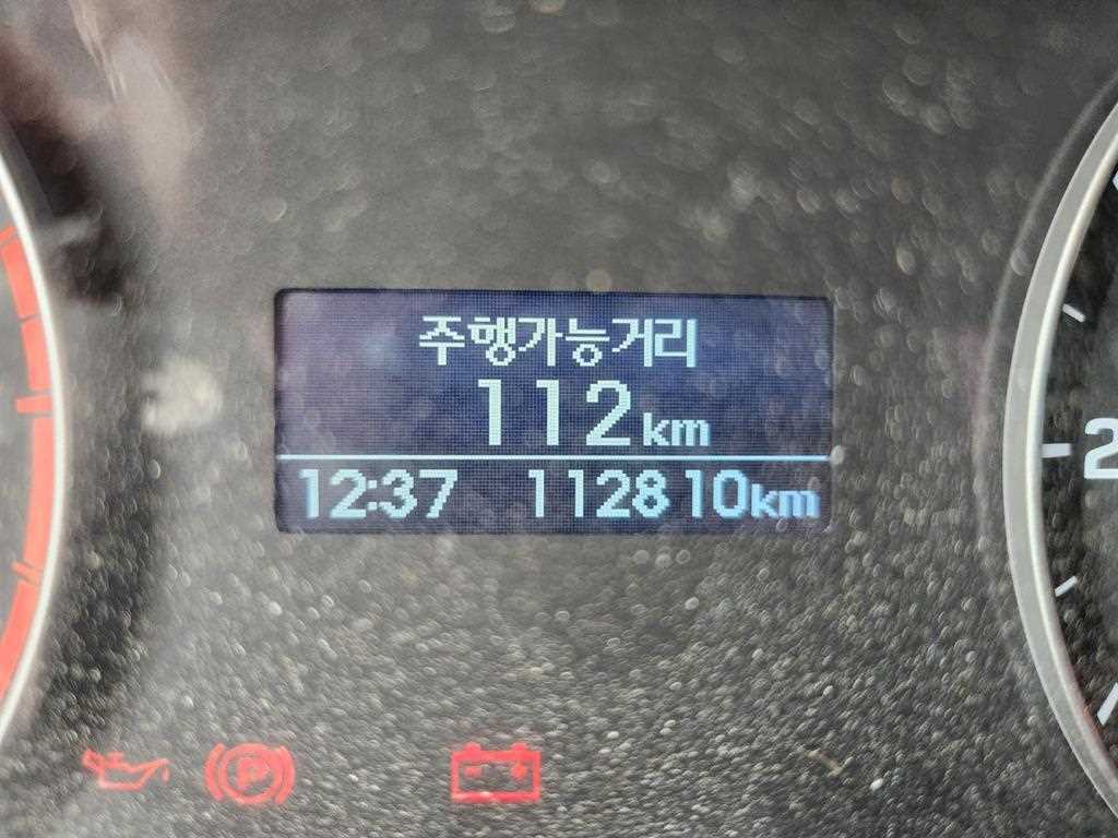 현대 마이티 2.5톤 냉동탑 2016년식 계기판과 타이어와 운전석