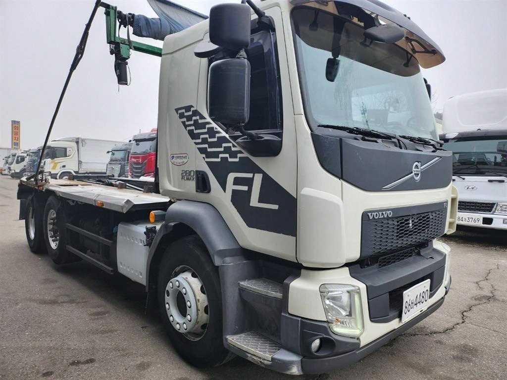 볼보 FL 5톤 암롤 2017년식 도어의 FL 그래픽과 VOLVO 엠블럼