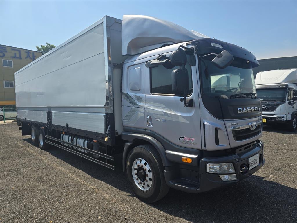 타타대우 프리마 6.5톤 윙바디 2017년식 후축 윙 패널과 뒷문