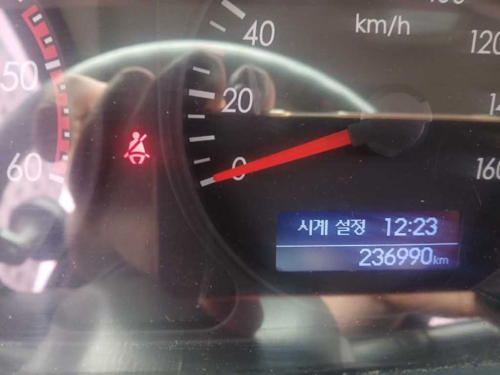 현대 마이티 2톤 카고 2017년식 계기판과 운전석