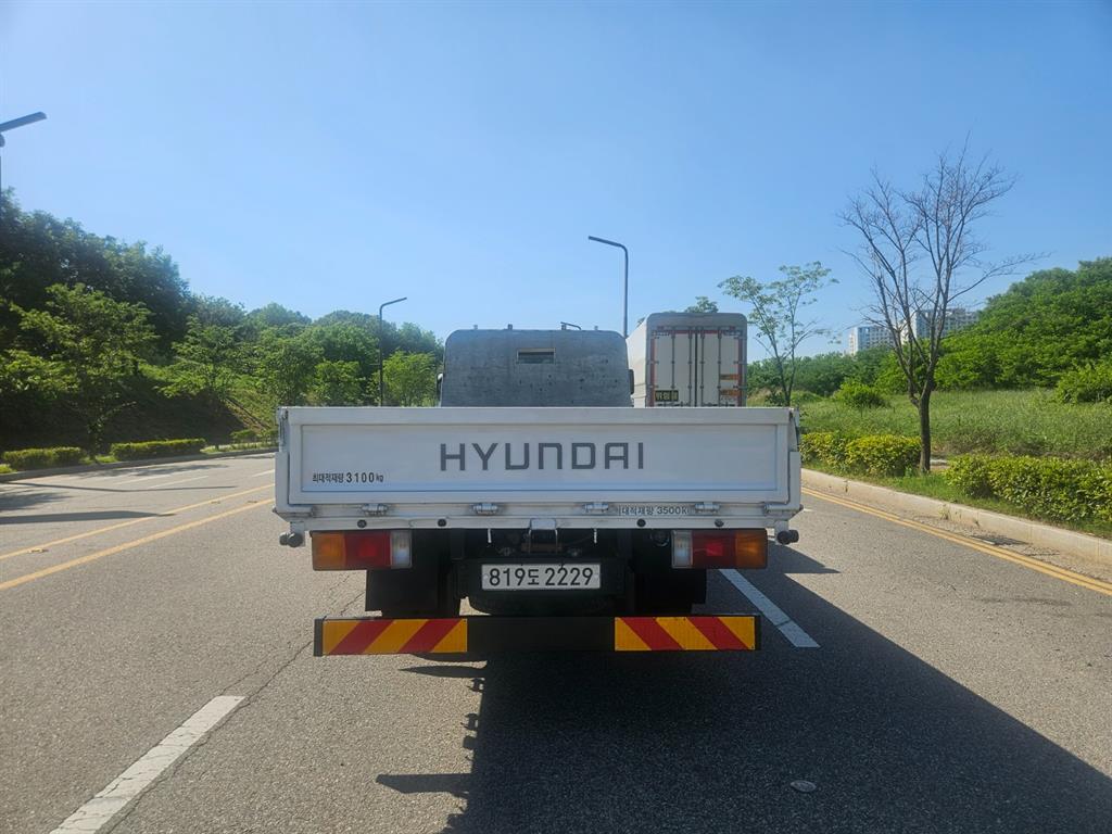 현대 마이티 3.5톤 카고 2017년식 뒷문의 HYUNDAI 글자