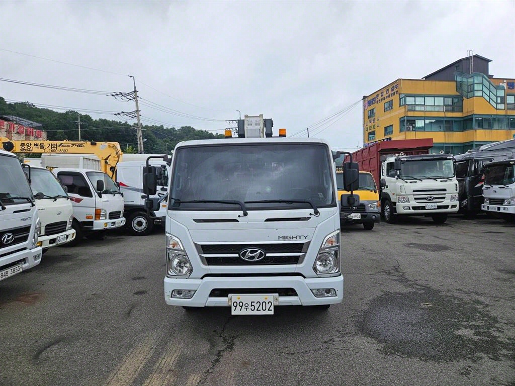 현대 올뉴마이티 3.5톤 고소작업차 2017년식 그릴의 엠블럼과 범퍼
