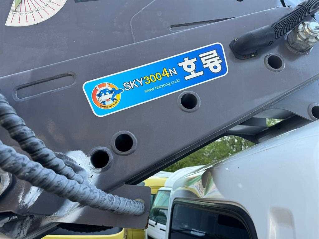 현대 마이티 3.5톤 고소작업차 2018년식 붐 옆 스티커와 유압 호스