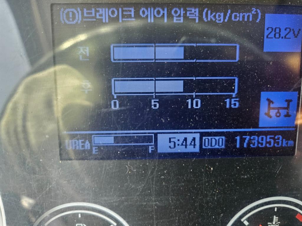 현대 메가트럭 5톤 집게차 2018년식 먼저 볼 곳: 계기판과 짐칸 바닥