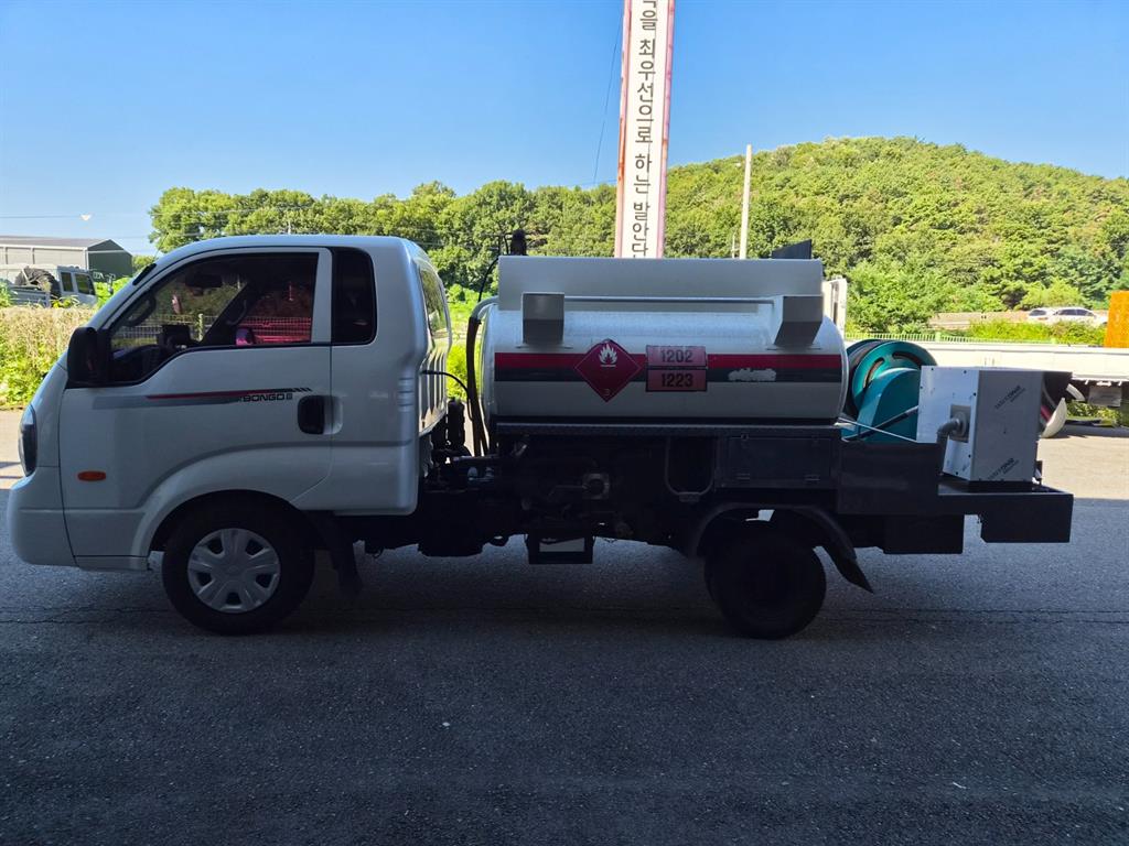 기아 봉고 1톤 탱크로리 2019년식 위험물 표지와 탱크 아래
