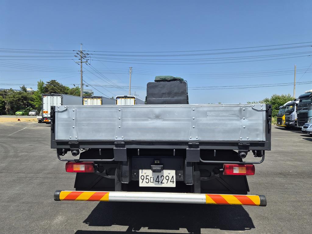 볼보 FH 25톤 카고 2019년식 먼저 볼 곳: 뒷문 쪽 옆판