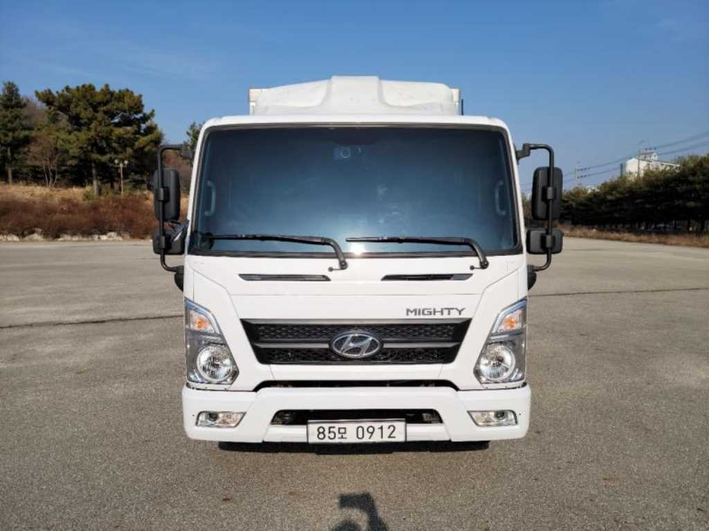현대 마이티 2.5톤 카고 2019년식 정면 모습과 스위치