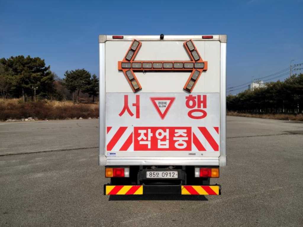 현대 마이티 2.5톤 카고 2019년식 탑 뒷면의 표시판과 조작기
