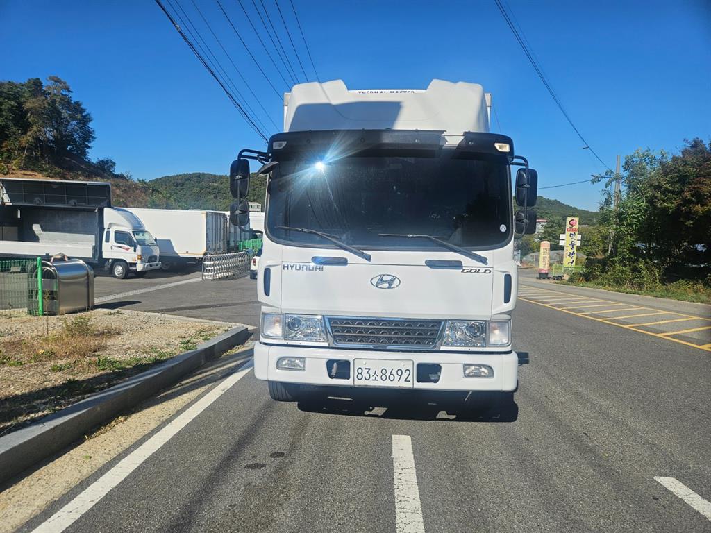 현대 메가트럭 5톤 냉동탑 2019년식 냉동기 커버와 그릴 위 글자
