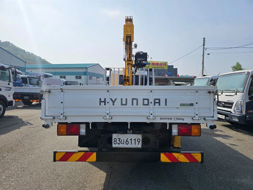 현대 메가트럭 5톤 카고크레인 2019년식 뒷문의 최대적재량 1,700kg