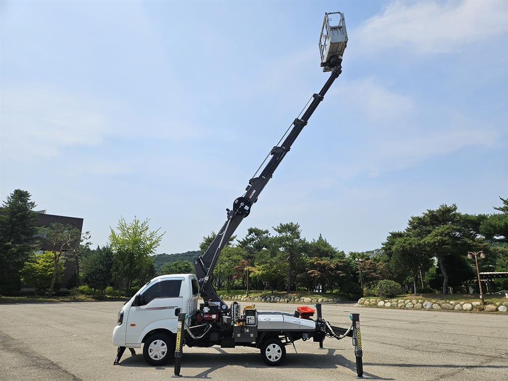 기아 봉고3 1톤 고소작업차 2021년식 붐을 펼친 모습