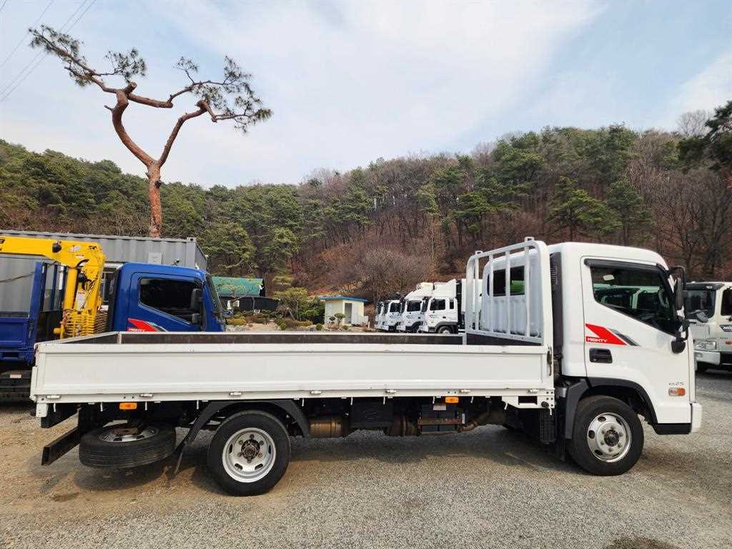 현대 올뉴마이티 2.5톤 카고 2021년식 낮은 옆판과 예비 타이어