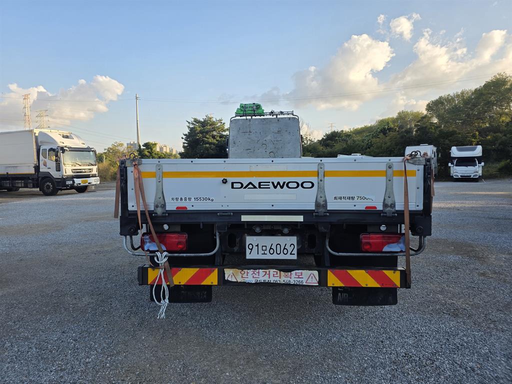 7.5톤 카고 2021년식 먼저 볼 곳: 뒷판의 7,500kg과 15,530kg