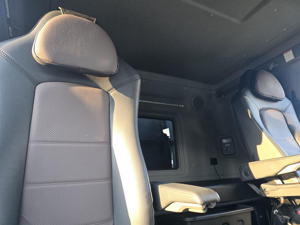7.5톤 카고 2021년식 침대를 겸한 뒷좌석