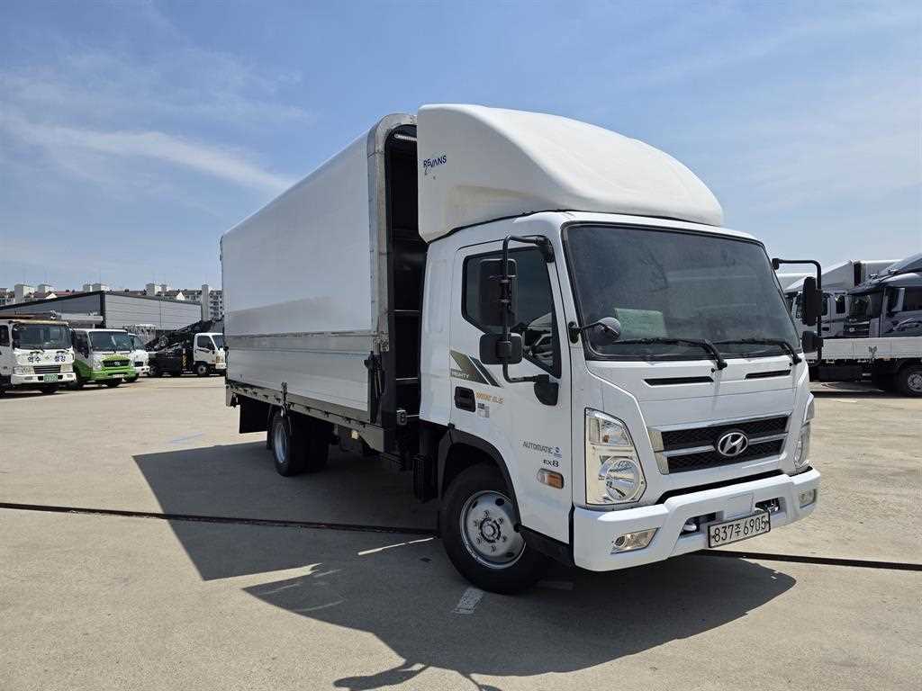 현대 마이티 3.5톤 윙바디 2022년식 차에 적힌 글자