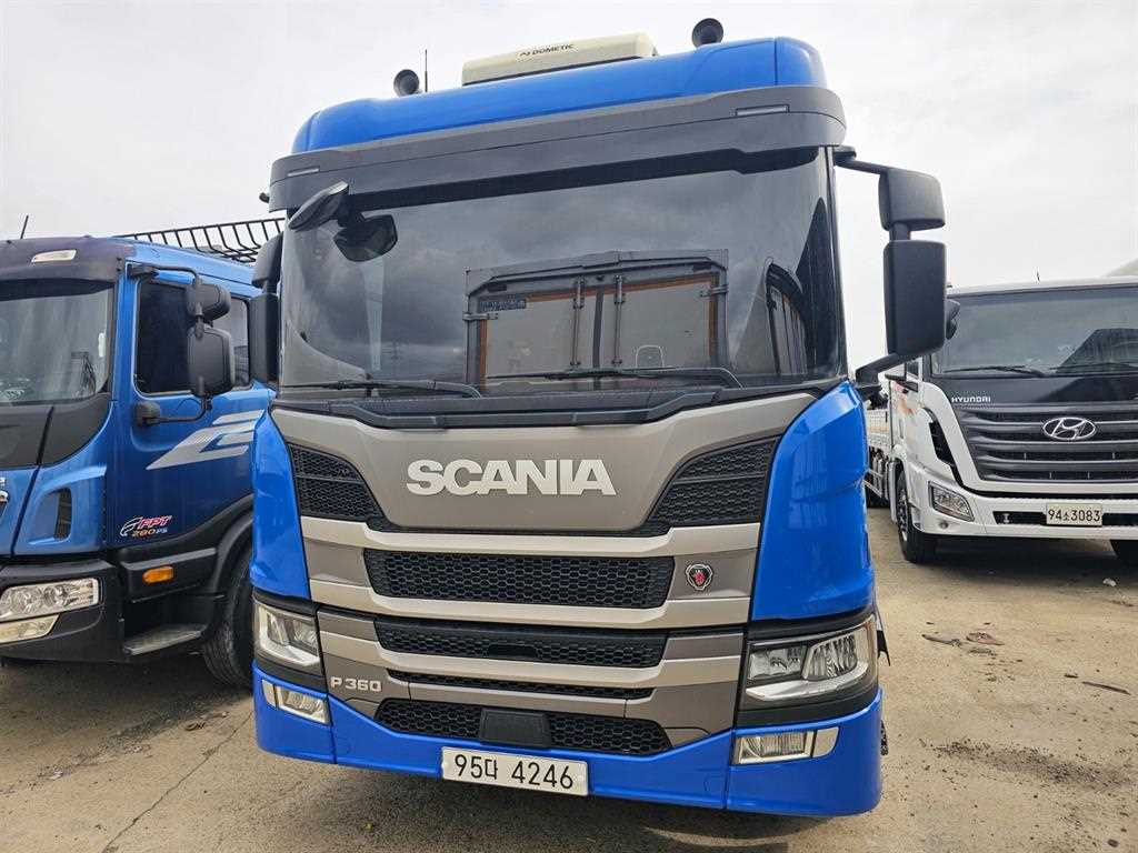 스카니아 P360 16톤 카고 2023년식 정면의 SCANIA와 P360