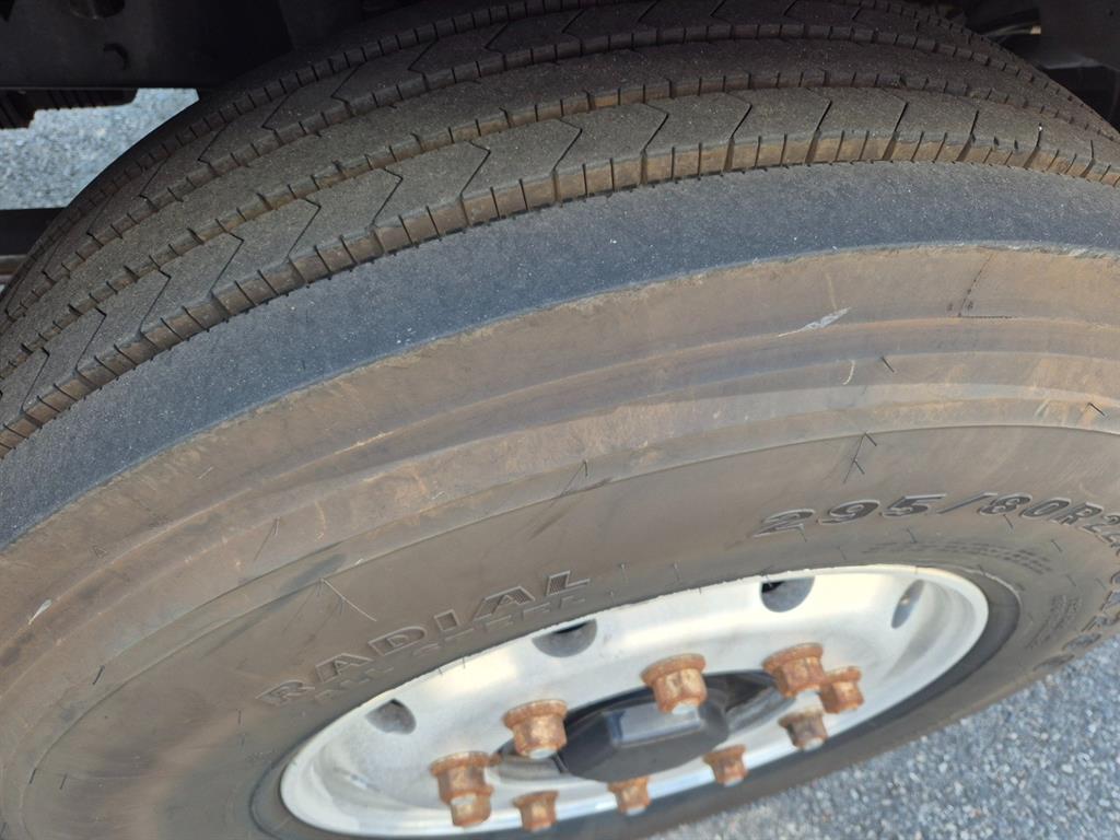 타타대우 맥쎈 8.5톤 윙바디 2023년식 295/80R22.5 규격의 앞 타이어