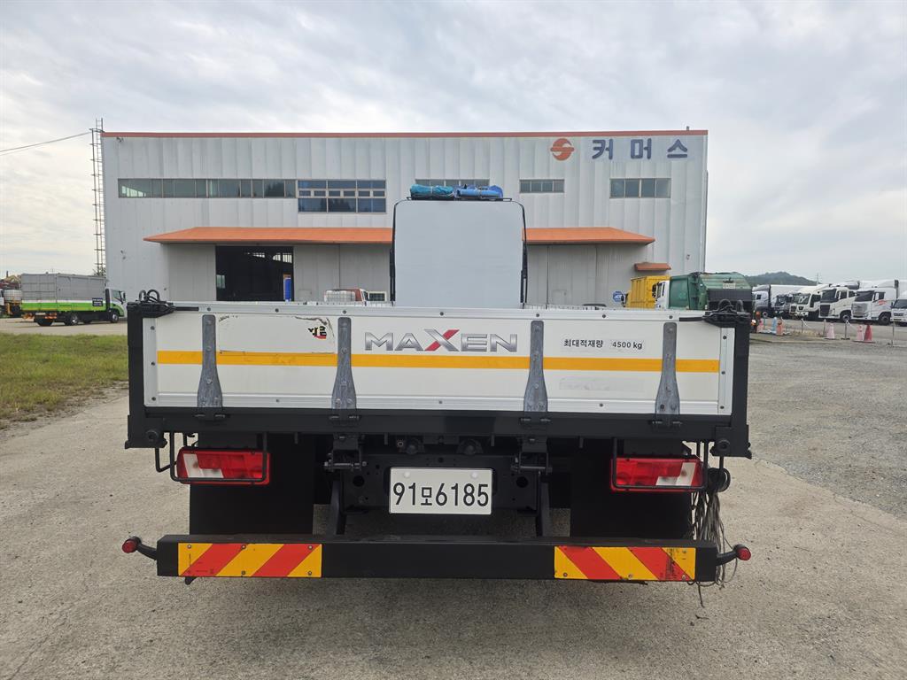 타타대우 맥쎈 8.5톤 카고 2023년식 뒷문짝에 적힌 4500kg