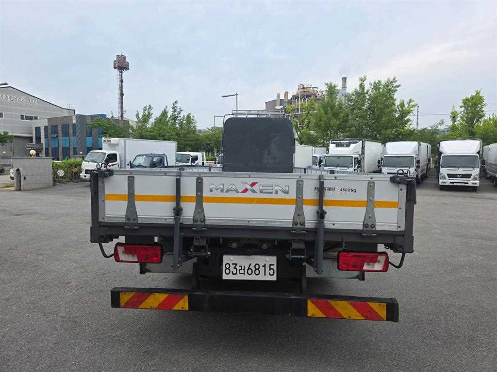 타타대우 맥쎈 8.5톤 카고 2023년식 뒷문에 적힌 4,500kg