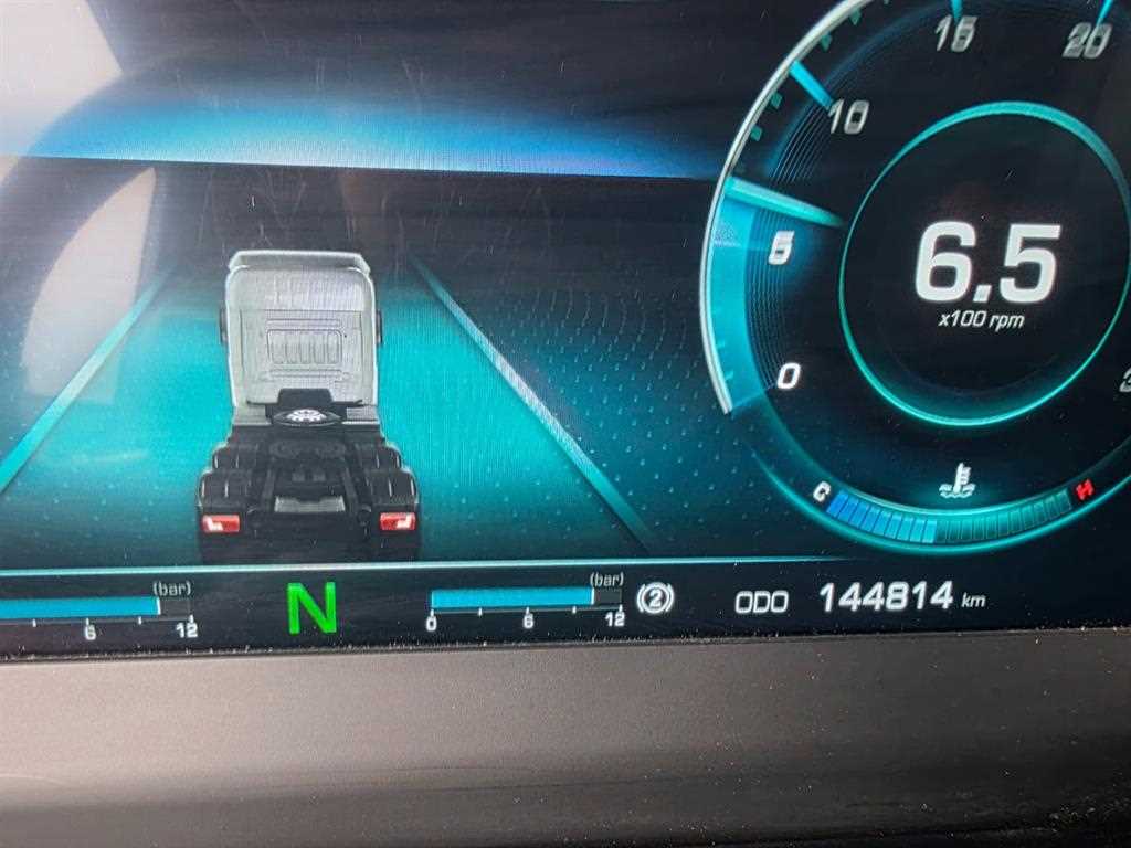 타타대우 맥쎈 8.5톤 카고 2023년식 실내와 계기판 144,814km