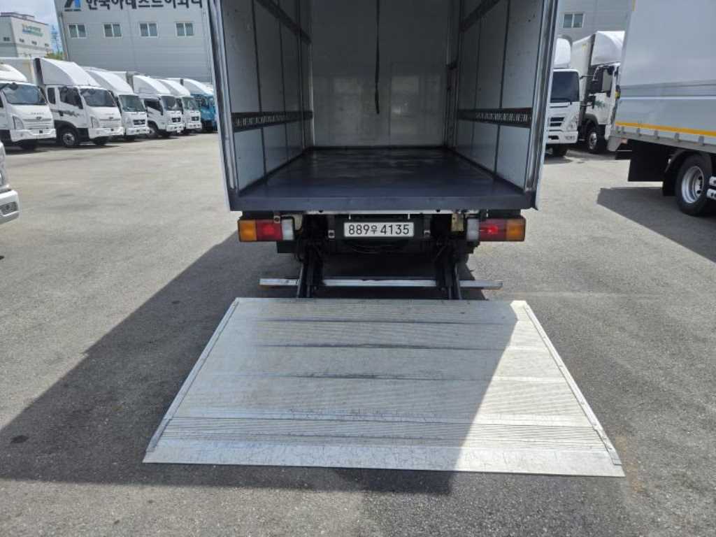 현대 마이티 2.5톤 내장탑 2023년식 내려놓은 리프트