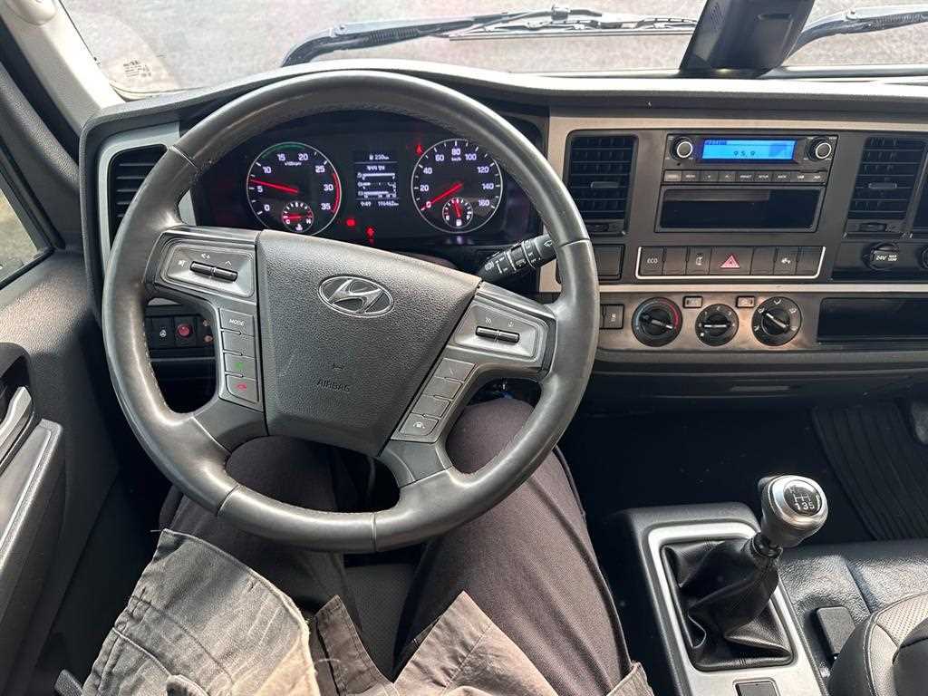 현대 마이티 3.5톤 탱크로리 2023년식 핸들과 변속 레버