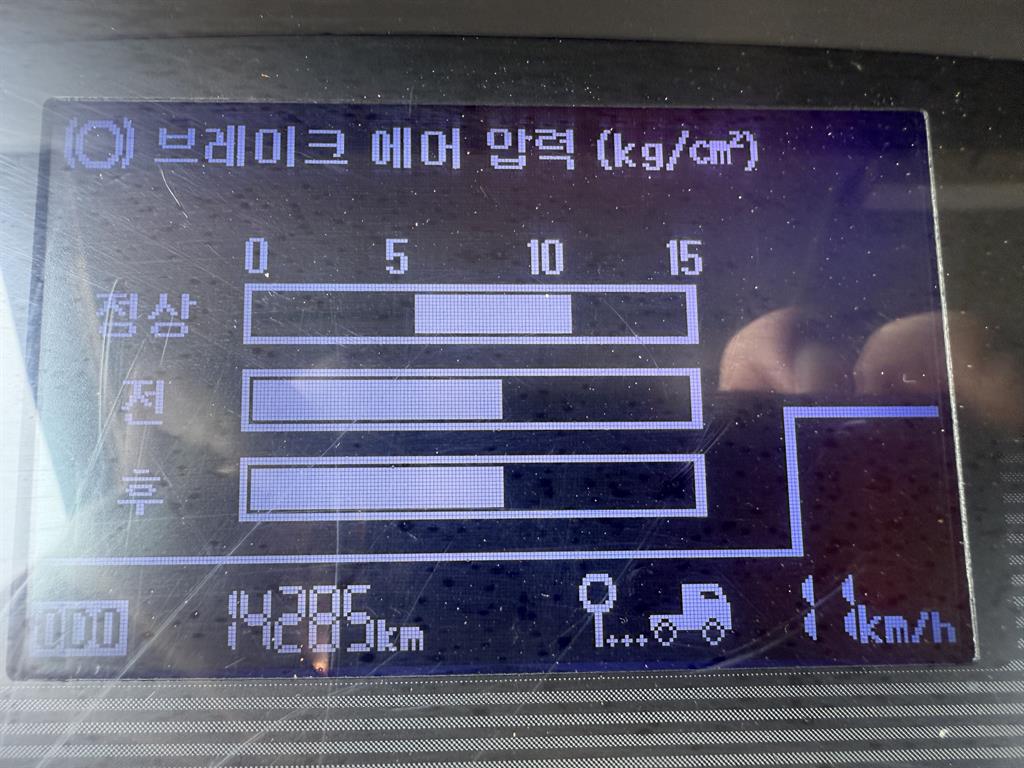 현대 메가트럭 5톤 냉동탑 2023년식 운전석 안과 계기판, 타이어