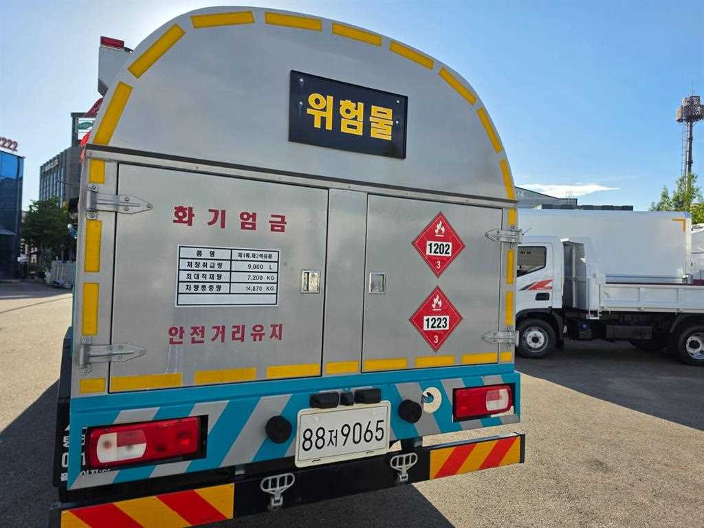 현대 파비스 5톤 탱크로리 2023년식 숫자로 보는 탱크: 9,000L와 7,200kg