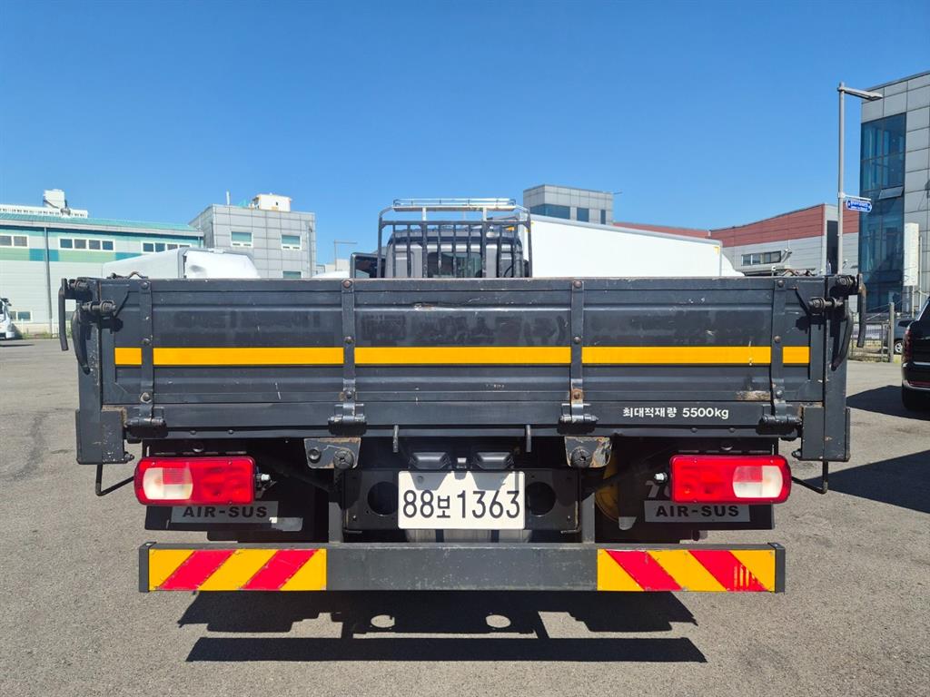 현대 파비스 7.5톤 카고 2023년식 먼저 볼 곳: 뒷문에 적힌 5500kg