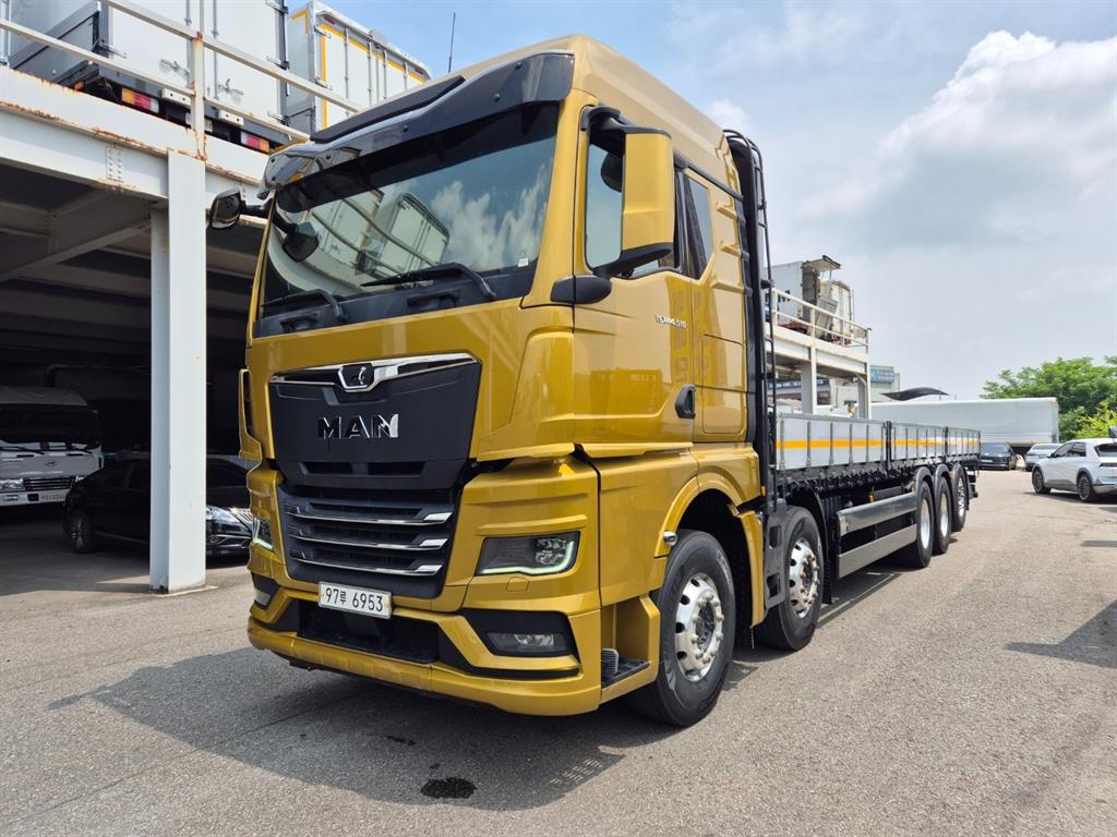 만(MAN) TGX 25톤 카고 2024년식 금색 캡과 사자 그릴