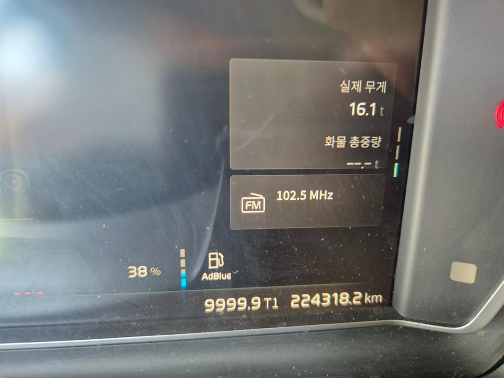 볼보 FH 25톤 카고 2024년식 계기판의 224,318.2km