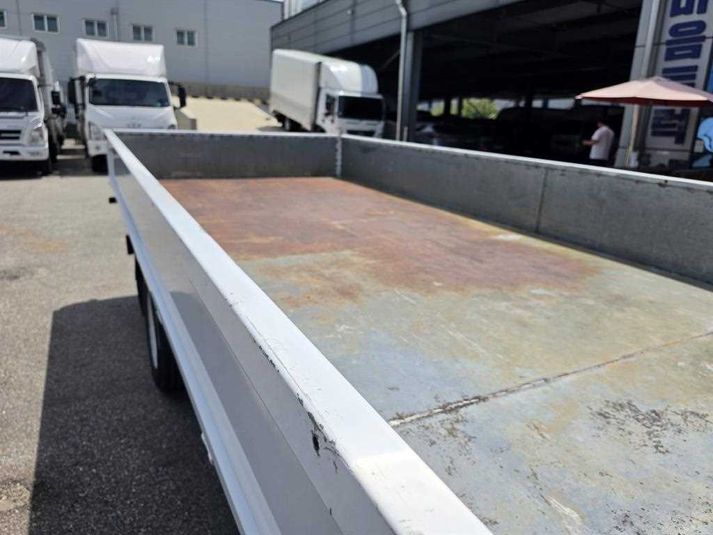 현대 마이티 2.5톤 카고 2024년식 철판 바닥의 얼룩과 문짝 위 가장자리