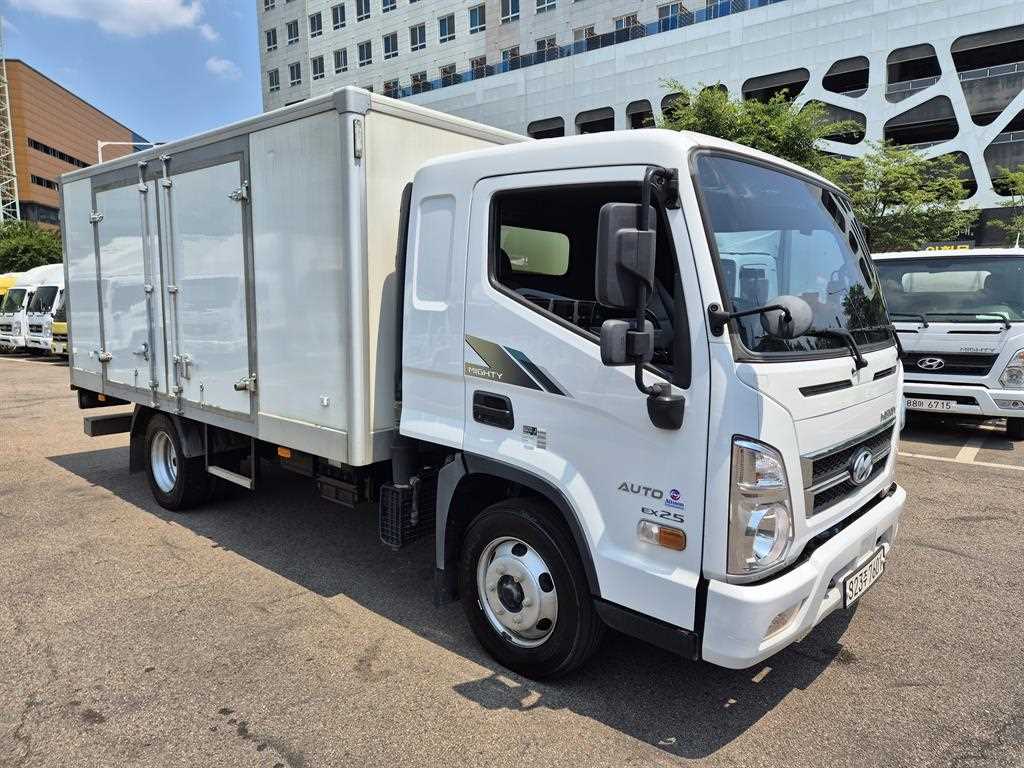 현대 올뉴마이티 2.5톤 내장탑 2024년식 먼저 볼 곳: 옆문과 AUTO 배지