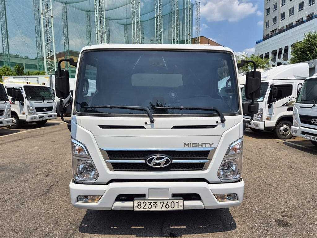 현대 올뉴마이티 2.5톤 내장탑 2024년식 정면과 슈퍼캡